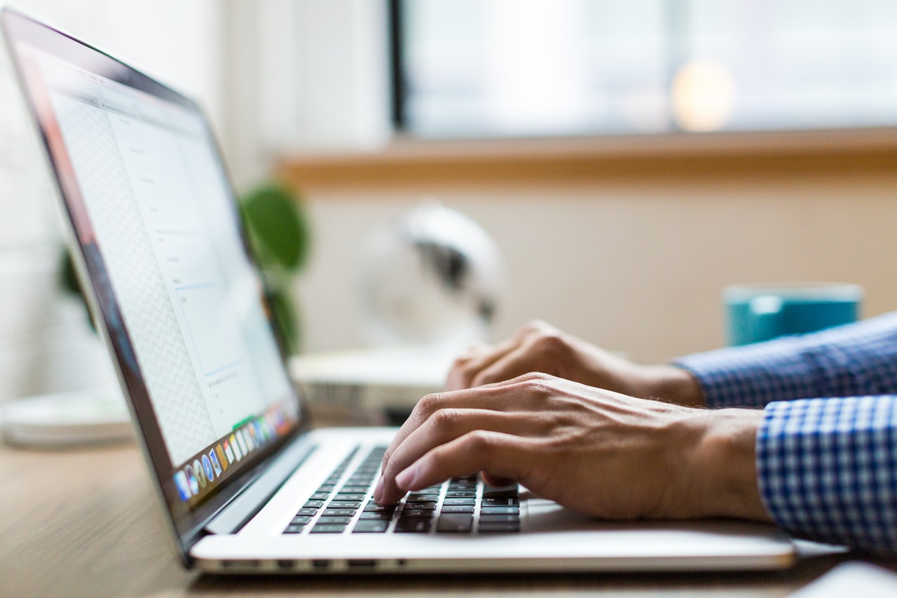 Person using macbook 374720